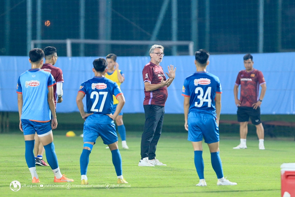 da-ro-ly-do-dan-con-cung-cua-thay-park-bi-m-at-gia-duoi-thoi-hlv-troussier