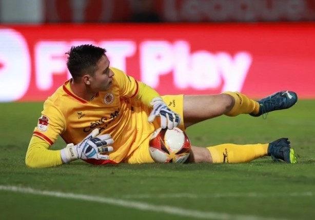 nhan-4-tin-vui-cung-luc-hlv-troussier-mo-co-trong-bung