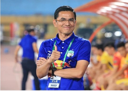 chan-canh-tru-hang-tuan-anh-minh-vuong-tinh-theo-chan-hlv-kiatisak-roi-hagl