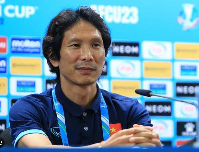 choang-voi-so-tien-yeu-cau-boi-thuong-cua-hlv-gong-voi-cahn