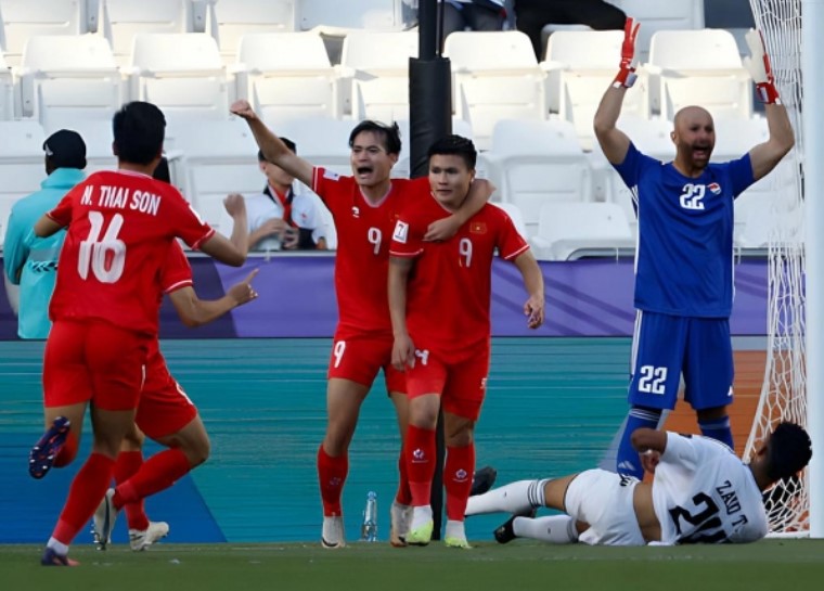 di-vao-lich-su-asian-cup-quang-hai-duoc-hlv-troussier-trao-dac-quyen-tai-dt-viet-nam