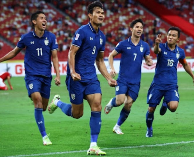 dt-thai-lan-rong-cua-di-tiep-madam-pang-va-hlv-ishii-sung-suong-tu-tang-boc-nhau