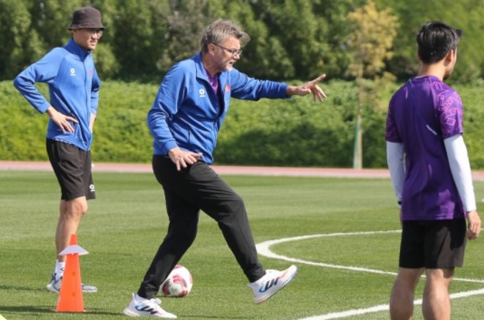 vff-dan-mat-hlv-troussier-chiec-ghe-nong-o-dt-viet-nam-co-bien-sau-asian-cup