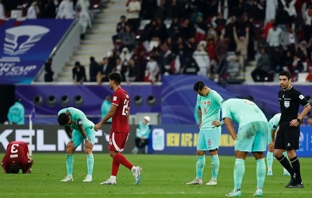 hlv-troussier-gay-tranh-cai-khi-che-bong-da-trung-quoc-bang-nhung-loi-le-phu-phang