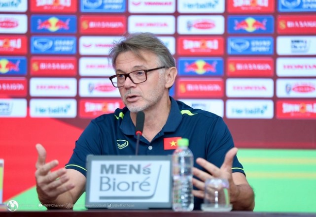 hlv-troussier-gay-tranh-cai-khi-che-bong-da-trung-quoc-bang-nhung-loi-le-phu-phang4