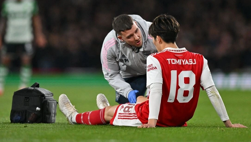 takehiro-tomiyasu-phau-thuat-dau-goi-arsenal-them-con-dau-dau-nhan-su