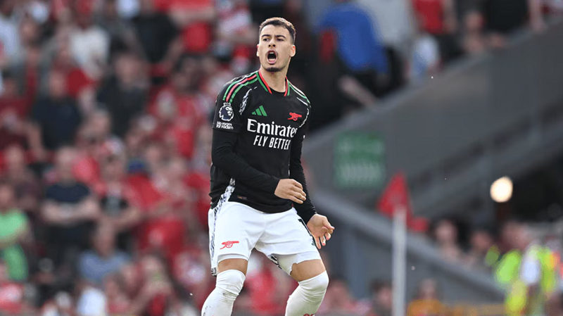 gary-neville-ca-ngoi-martinelli-va-trossard-sau-man-vung-day-kien-cuong-cua-arsenal-tai-anfield