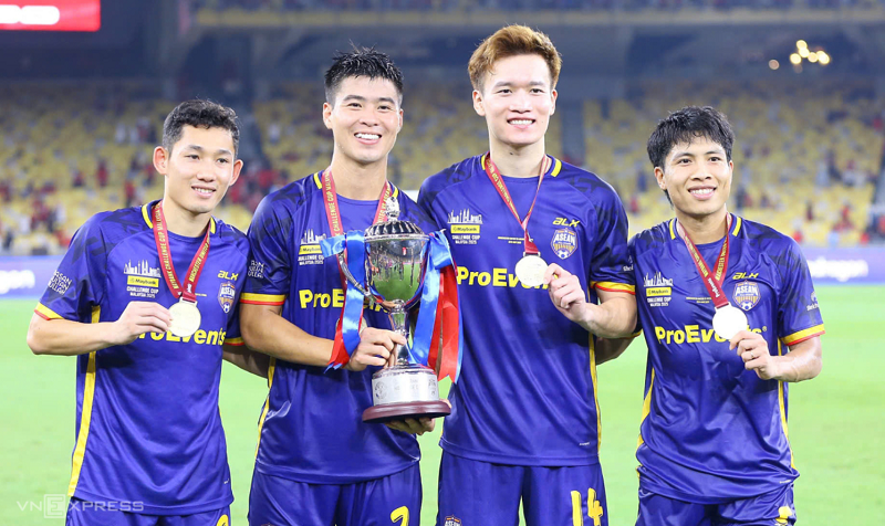 hai-long-tao-dau-an-dam-net-truoc-manchester-united-fan-dna-nga-mu