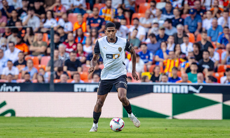 psg-tang-toc-trong-cuoc-dua-tranh-gianh-sao-valencia-arsenal-can-than