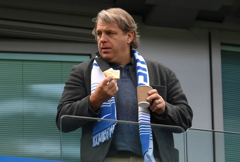 todd-boehly-giua-tam-bao-du-luan-vi-gia-ve-europa-league-bi-day-len-tren-troi
