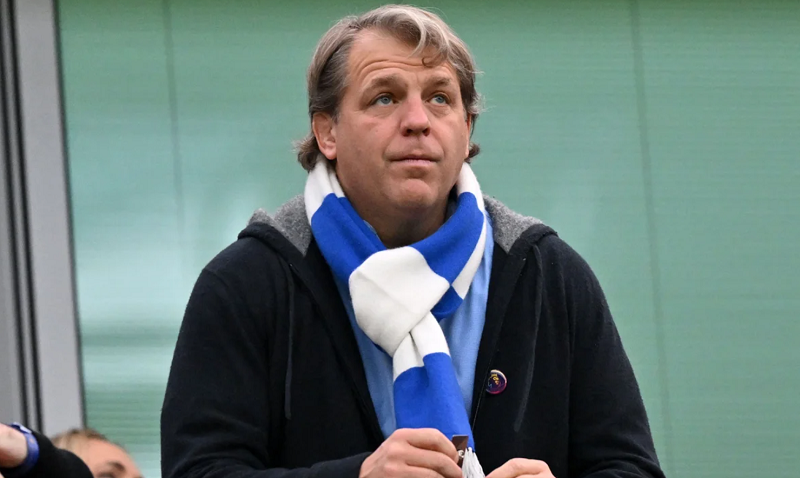 todd-boehly-giua-tam-bao-du-luan-vi-gia-ve-europa-league-bi-day-len-tren