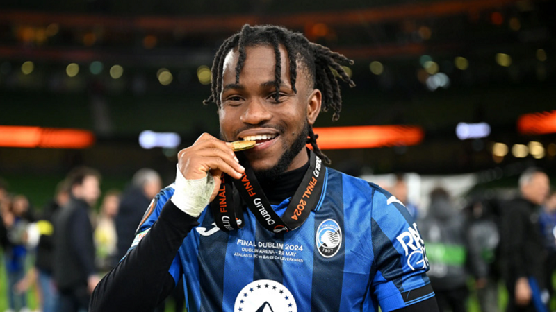 arsenal-can-nhac-ademola-lookman-thay-vi-eze-de-bo-sung-hang-cong